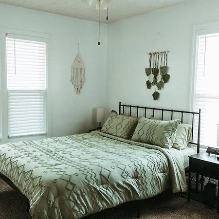 Bluebird Cottage, Walking Distance To Fairgrounds Hutchinson Exterior photo