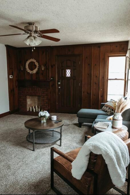 Bluebird Cottage, Walking Distance To Fairgrounds Hutchinson Exterior photo