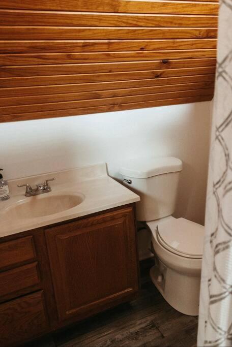 Bluebird Cottage, Walking Distance To Fairgrounds Hutchinson Exterior photo
