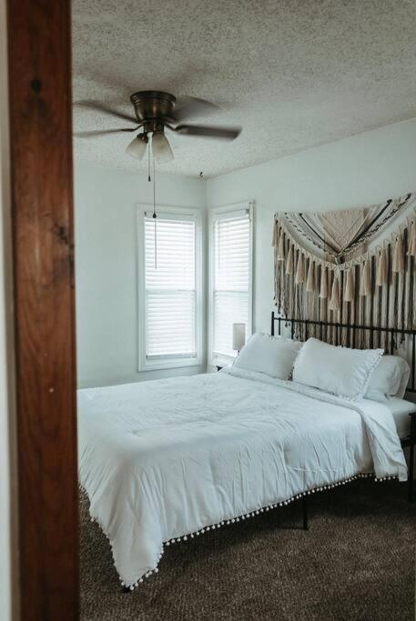 Bluebird Cottage, Walking Distance To Fairgrounds Hutchinson Exterior photo