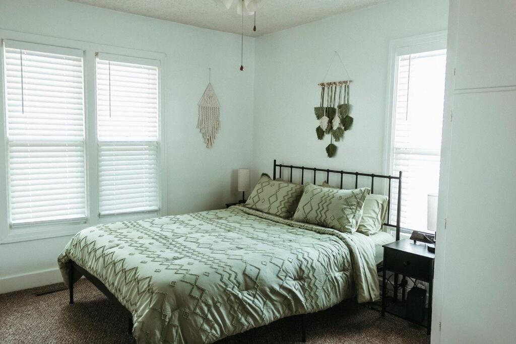 Bluebird Cottage, Walking Distance To Fairgrounds Hutchinson Exterior photo